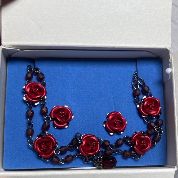 NOS Vintage Avon Red Roses Choker Necklace and Earrings Set NWT Valentines Goth - Picture 6 of 7
